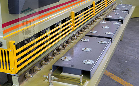 ZDS-640剪板机采用滚珠前托料板，不划伤不锈钢板材表面，并采用高品质压料油缸，不渗油不会在板材表面留有油污.jpg